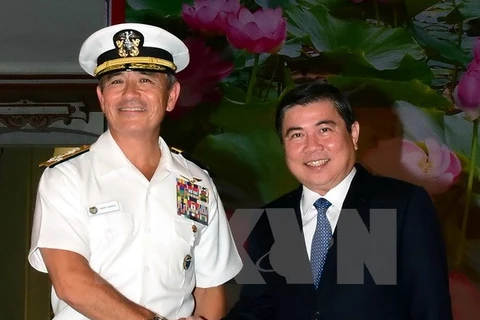 胡志明市人民委员会主席阮成峰会见美国太平洋总司令部司令小哈利·B·哈里斯