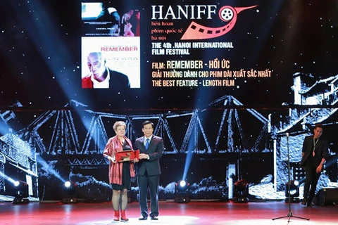越南文化体育旅游部部长阮玉善（右）向加拿《回忆》影片制作团队代表颁发最佳长片影片奖