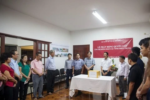 越南驻莫桑比克大使馆同旅居莫桑比克越南人协会举行慈善捐款活动