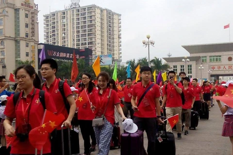 通过广宁省芒街口岸入境越南的中国青年代表