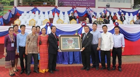 何英民向老挝国家大学领导赠送礼物
