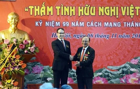 组委会向俄罗斯驻越南大使馆第一书记Alexey赠送纪念章和胡志明徽章
