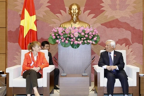 越南国会副主席汪周刘会见德国联邦议会副议长埃德尔加德·布尔曼