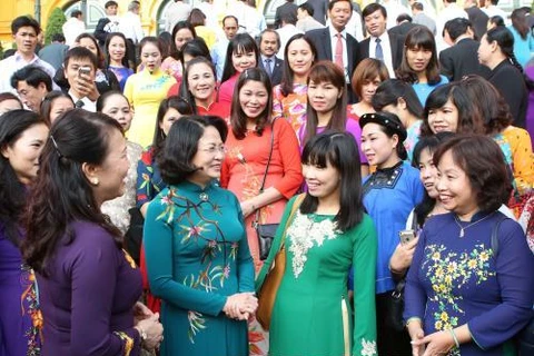 越南国家副主席邓氏玉盛和越南模范教师代表