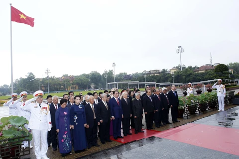 越南党和国家领导人在烈士纪念碑上敬献花圈。
