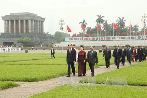 越南党、国家领导和第十四届国会代表拜谒胡志明主席陵墓​。