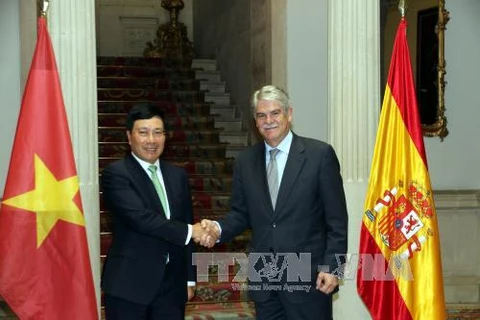 越南政府副总理兼外交部长范平明与西班牙外交部长达斯提斯。