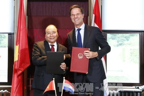 荷兰首相马克•吕特和越南政府总理阮春福互换联合声明。