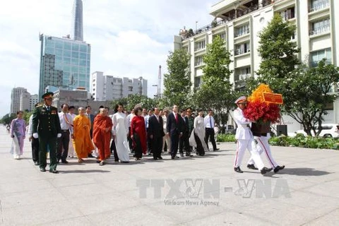 胡志明市市委书记阮善仁率领胡志明市代表团前往胡志明市英雄烈士纪念碑向英烈们敬献花圈。