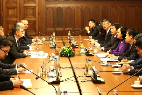 中央民运部部长张氏梅与匈牙利国会主席格维尔· 拉斯洛举行会谈。