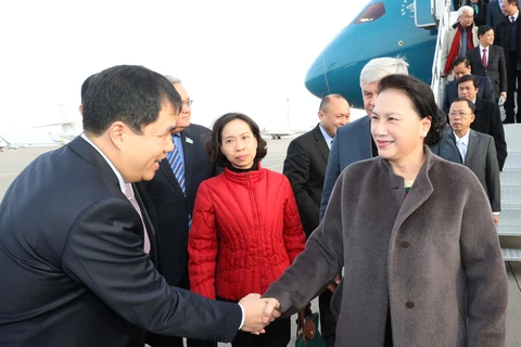 国会主席阮氏金银抵达阿斯塔纳纳扎巴尔耶夫国际机场。