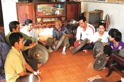长者Điểu C’reo向村民们教授打击锣鼓。