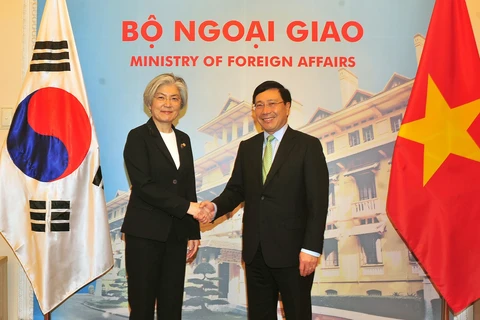 越南政府副总理兼外长范平明与韩国外交部长康京和举行会谈（组图）