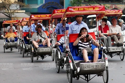 外国游客乘坐三轮车拍下河内美景
