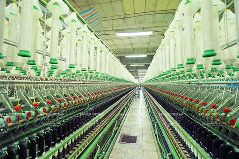顺化纺织服装股份公司的现代化的织染生产线。（图片来源：《越南画报》）