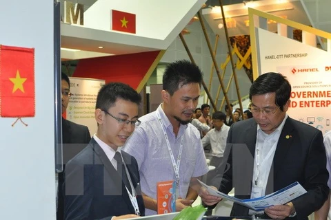 信息传媒部部长阮北山参观2014吉隆坡数字聚集 ”展览会越南展位（图片来源：越通社）