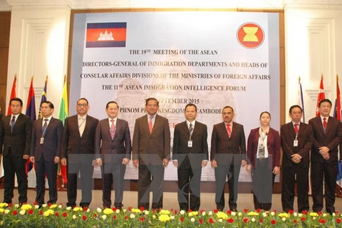​柬埔寨内政大臣萨肯与东盟各国团长和东盟秘书处代表合影留念。越通社记者春区摄