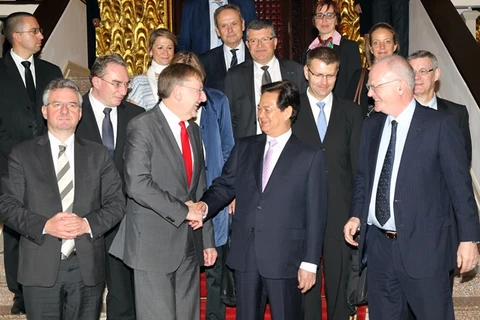 2015年4月，与越南政府总理阮晋勇会谈时，欧洲议会国际贸易委员会主席博纳•兰格高度评价越南在越南-欧盟自由贸易协定谈判期间所提出其协定签署后的承诺。（图片来源：越通社）