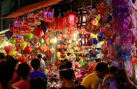 梁文干街、鱼炙街、冥器行街上中秋节气氛非常热闹。（图片来源：人民军队报）