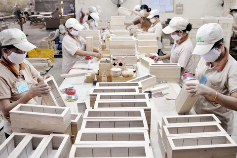 对中国出口的木制品加工进程。（图片来源：越通社）