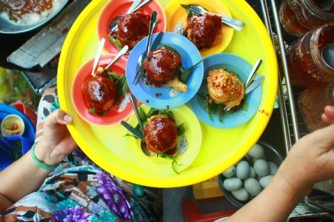 备受胡志明市年轻人欢迎的炸毛鸭蛋浇酸豆酱。图片来源：vnexpress.net