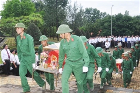 2014年7日在平福烈士陵园举行的在柬牺牲的越南志愿军烈士遗骨追悼会和安葬仪式（图片来源：人民军队报）