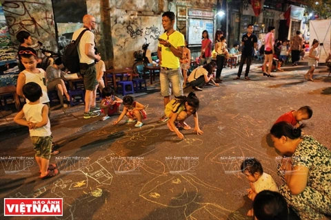 陶维慈街段是儿童玩耍的场所。（图片来源：越通社《越南画报》）