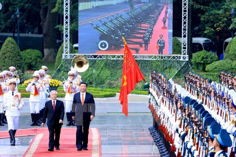 越共中央总书记阮富仲在主席府广场举行隆重的仪式欢迎中共中央总书记、中国国家主席习近平对越南进行国事访问。