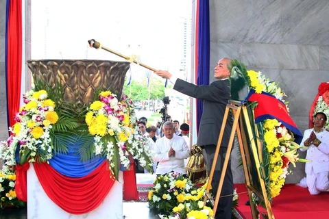 柬埔寨国王诺罗敦·西哈莫尼出席第62个独立日庆祝仪式。（图片来源：越通社）