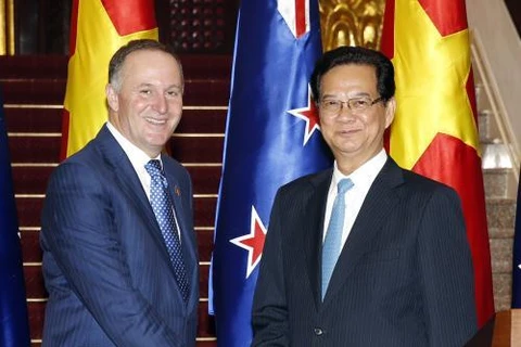 阮晋勇总理(右）与约翰·基总理（左）（图片来源：越通社）