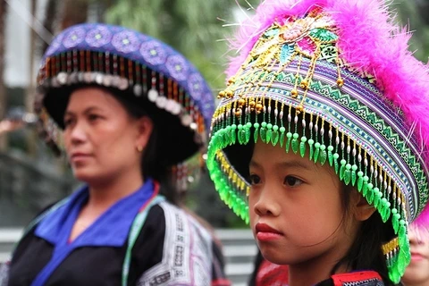 赫蒙族小女孩准备上台表演传统衣服。（图片来源：越南《人民报》）