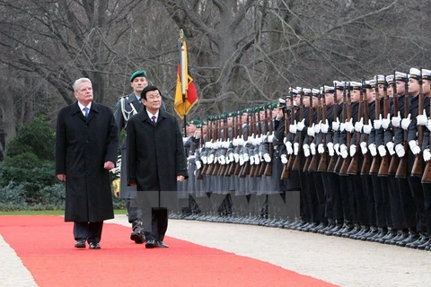 张晋创主席和德国总统约阿希姆·高克检阅仪仗队。（图片来源：越通社）