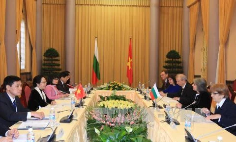 越南国家副主席阮氏缘同保加利亚副总统马尔加里塔•波波娃举行会谈。（图片来源：越通社）
