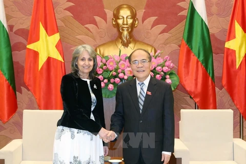越南国会主席阮生雄会见保加利亚副总统马尔加里塔•波波娃。（图片来源：越通社）