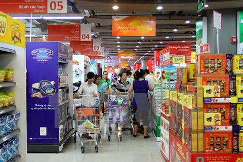 胡志明市消费者在超市里购物。（图片来源：越通社）
