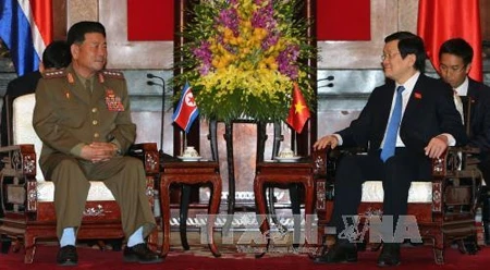 越南国家主席张晋创会见朝鲜人民武力部长朴勇植大将。（图片来源：越通社）