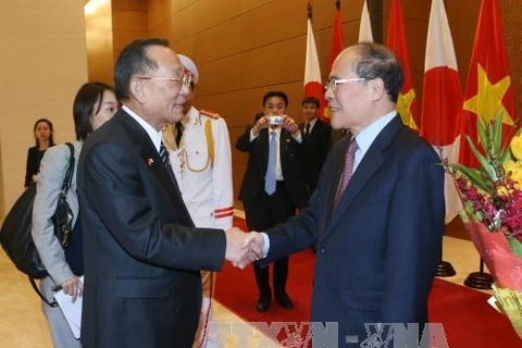 越南国会主席阮生雄欢迎日本参议院议长山崎正昭到访。（图片来源：越通社）