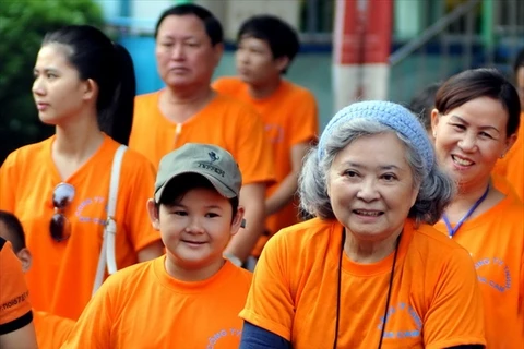值橙毒受害者协会成立10周年纪念之际，陈素娥女士加入橙毒受害人的步行活动。