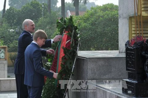 白俄罗斯总统卢卡申科一行向设在首都河内的英雄烈士纪念台敬献花圈。（图片来源：越通社）