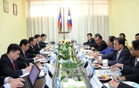 12月23日在老挝首都万象，越通社社长阮德利与老挝巴特寮通讯社社长孙通举行了会谈。（图片来源：越通社）
