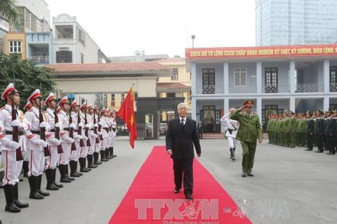 越共中央总书记阮富仲走访越南公安部旗下机动警察司令部，视察机动警察干部、战士们随时作战工作。（图片来源：越通社）