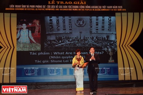 越南通信传媒部部长阮北山给马来西亚Shune Lei Thar记者颁发纪录片类一等奖。