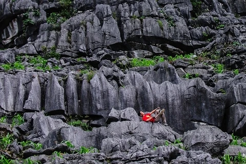 垄枣岩石林包括大小不同、层层叠起的灰色岩石（图片来源：vnexpress.net）