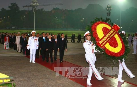 越南党、国家、政府、国会、祖国阵线领导和出席越共十二大的各位代表拜谒胡志明主席陵墓。（图片来源：越通社）