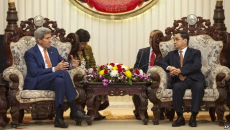 附图：老挝总理通辛与美国务卿克里。（图片来源：AP）