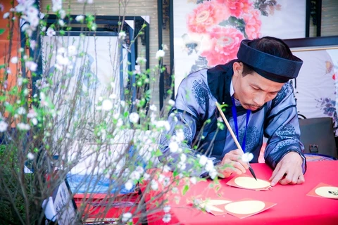 春节期间求字习俗是越南人一直以来值得珍惜的美好传统。（图片来源：人民报网）