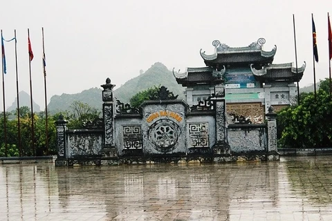 春节期间，全国各地纷纷来到拜丁寺烧香拜佛。寺里保留着越南最大的三世佛、释迦牟尼佛和观音菩萨等佛像以及佛家的许多宝物。（图片来源：《越南快讯网》）