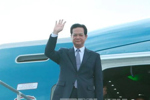 越南政府总理阮晋勇一行已抵达美国加利福尼亚州棕榈泉国际机场。（图片来源：越通社）