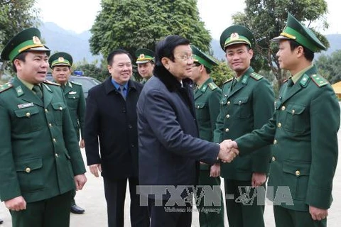 张晋创主席走访高平省茶领口岸边防哨所，并向其干部人员拜年。
