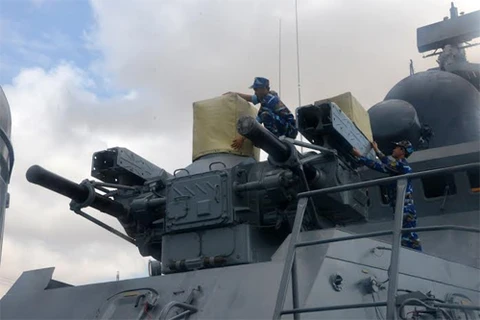 各位水手在011号丁先皇号导弹护卫舰出发之前进行武器检查。（图片来源：越南《人民军队报》）